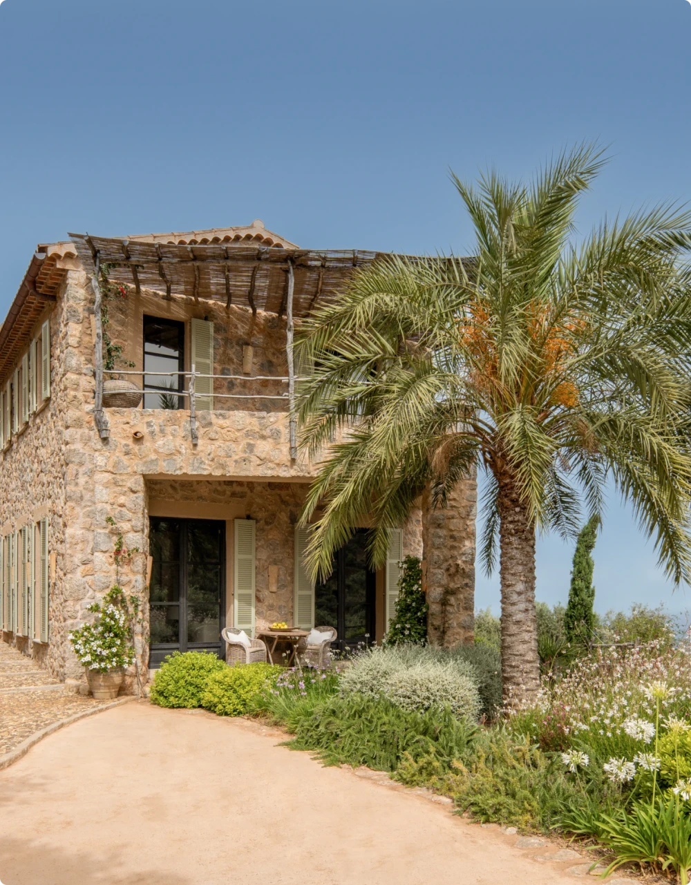 Vista exterior de una propiedad en Mallorca y una palmera